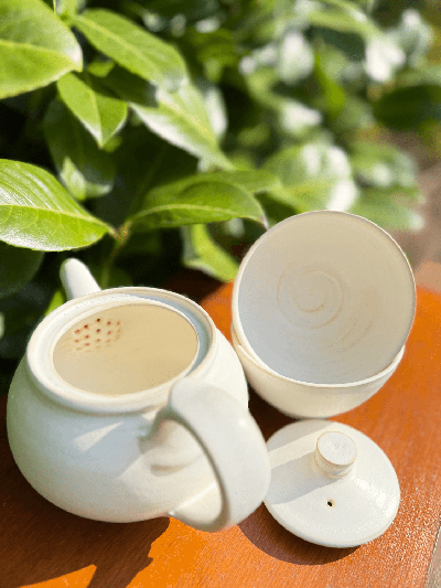 Matně bílá konvička se dvěma miskami | Bratři v čaji