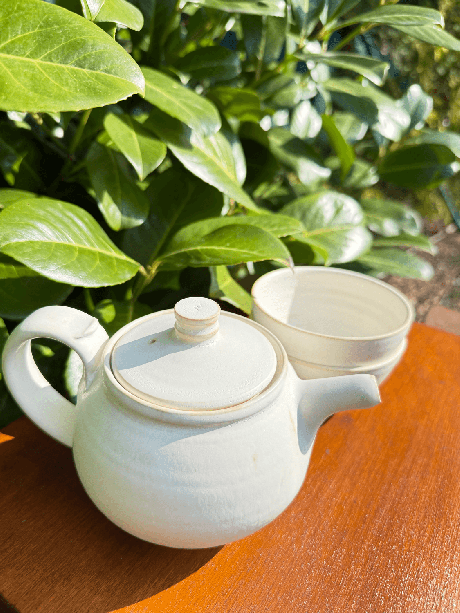 Matně bílá konvička se dvěma miskami | Bratři v čaji